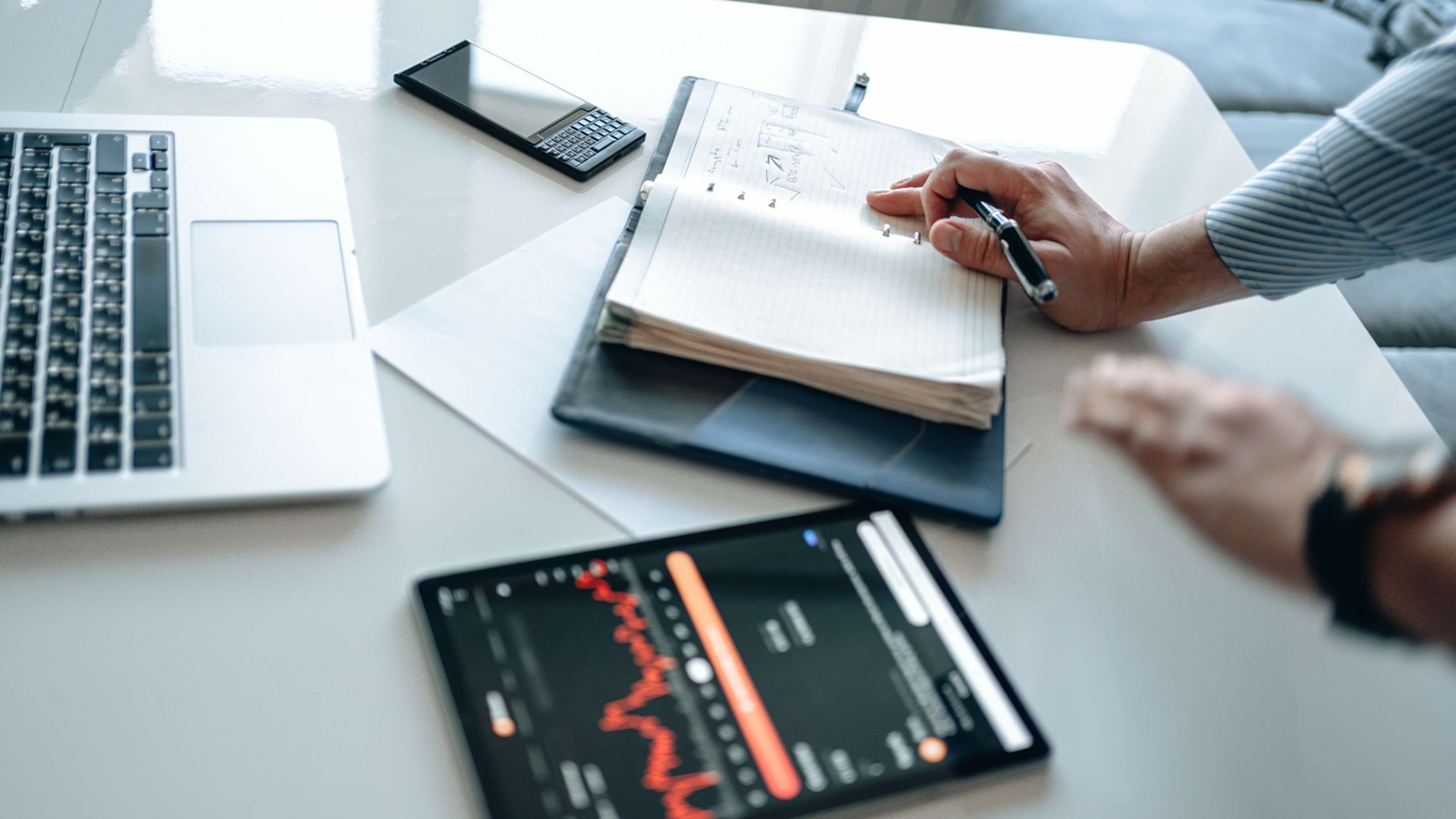 Financial Advisor vs Private Banking: Which Model Best Fits Your Wealth?
